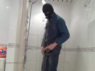 Der medical man in Blue Jeans wascht sich im Bad