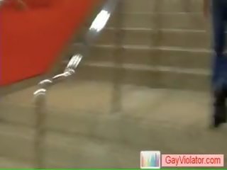 Homem recebe fodida em metro por gayviolator