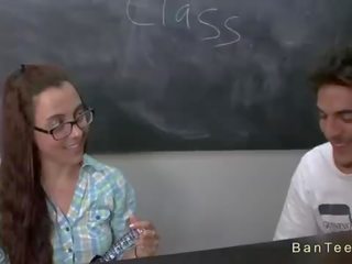 Грудаста вчитель helps пара в мастурбація в класна кімната