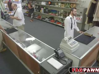 Công tử bột thổi một một thứ cuốc phía sau counter trong một cửa hàng